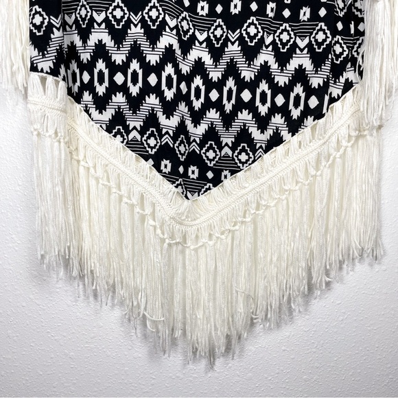 IT GIRL Sz. S Aztec Boho Pattern Fringe Poncho - Picture 4 of 7